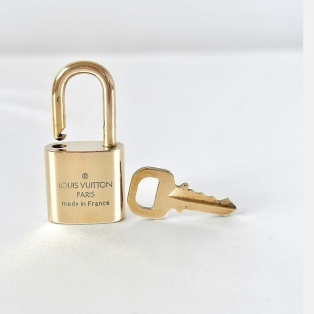 AUTHENTIC Louis Vuitton lock and key. NEAR MINT condition. - Picture 2 of 3